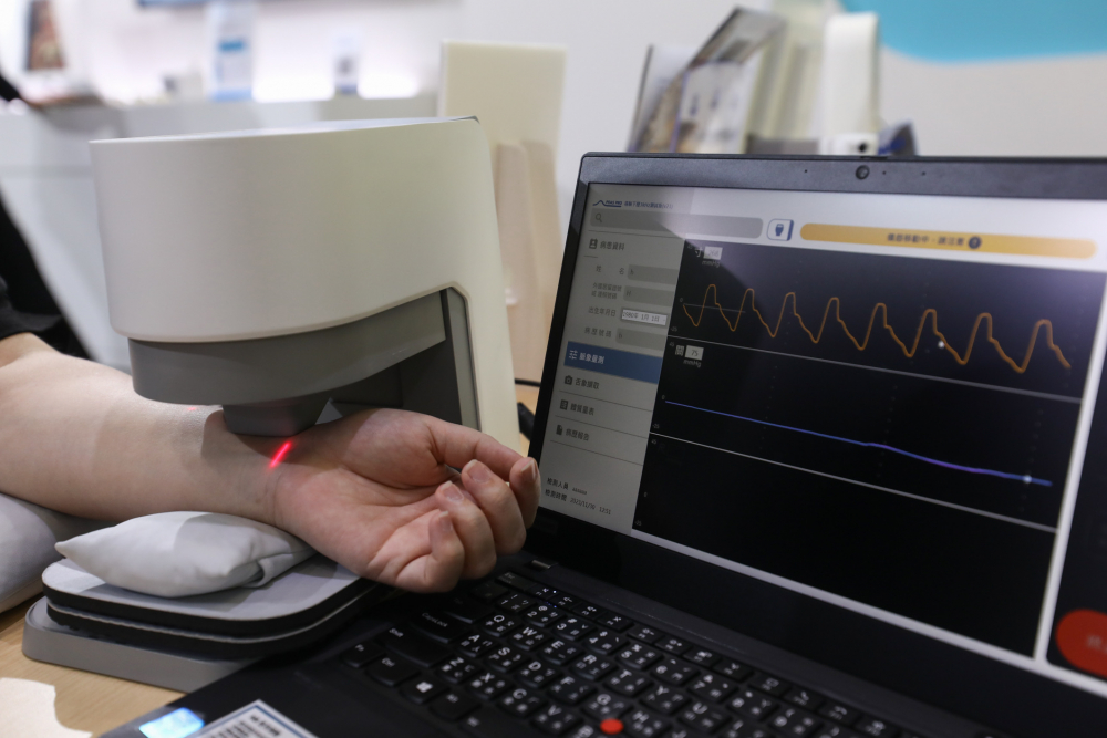 尊龙耘康脈象檢測系統透過電腦精準控制升降系統，還原中醫師三指把脈過程的舉、按、尋手法，將脈象感受轉化成數據，未來可結合大數據分析，實現智慧醫療及準確性